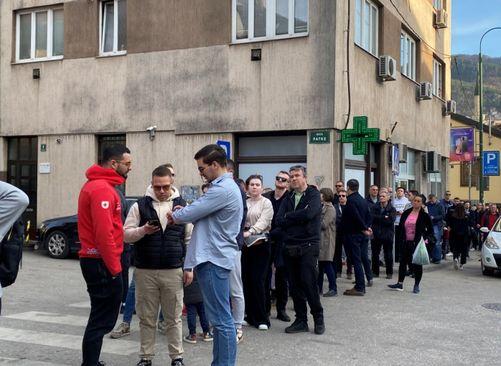 Dugi redovi ispred sarajevskih pekara - Avaz
