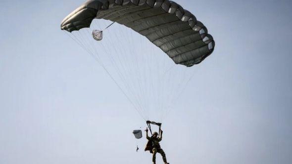 američke specijalne snage izvodile skokove slobodnim padom - Avaz