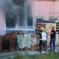 Tragedija u Srebreniku: Jedna osoba poginula u požaru koji je izbio u skladištu firme "Dom Smreka"