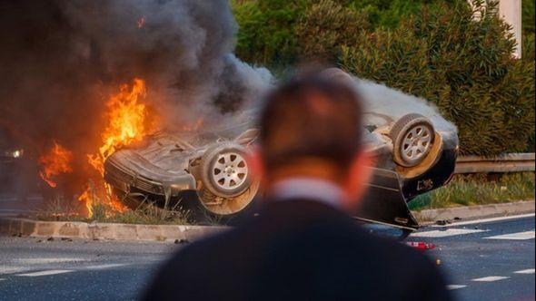Auto u plamenu - Avaz