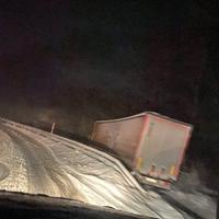 Saobraćaj  na Bradini zbog snijega otežan u oba pravca: Kamion sletio s kolovoza