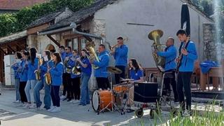 Dugogodišnja tradicija: Stolačka limena muzika ulicama grada na Bregavi