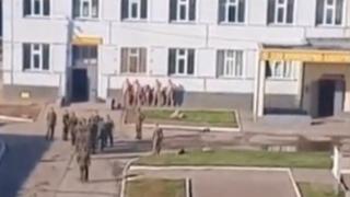 Procurio šokantan video: Ruski vojnici poludjeli nakon maltretiranja svog komandanta