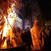 "Avaz" na licu mjesta: Veliki broj vjernika prisustvovao paljenju Badnjaka ispred Stare pravoslavne crkve