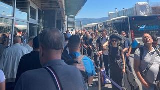 Šta se dešava na Međunarodnom aerodromu Sarajevo: Putnici na suncu čekaju pasošku kontrolu
