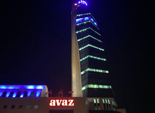 "Avaz Twist Tower" u plavoj boji  - Avaz