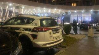 Policija se i dalje nalazi ispred hotela gdje su napadnuti roditelji iz Beograda, a jedan izboden