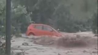 Video / Apokaliptične scene u Sapni: Voda nosi automobil, prekinute putne komunikacije