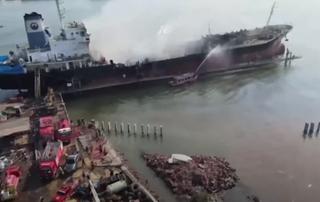 Video / Zapalio se naftni tanker na Tajlandu, jedna osoba poginula 