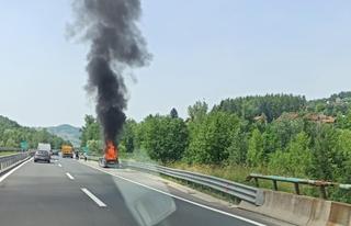 Požar na autoputu Sarajevo sjever-Podlugovi: Gori automobil 