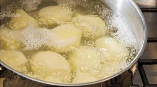 Krompir će se brže skuhati i neće se raspadati ako u vodu dodate ovaj sastojak