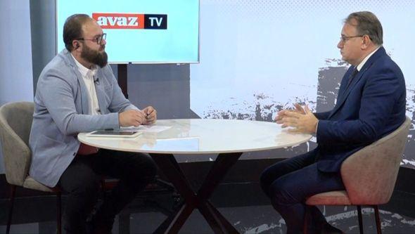 Nikšić s voditeljem nove "Avazove" emisije Evelinom Trakom. - Avaz