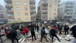 Prve fotografije katastrofalnog zemljotresa u Turskoj: Spasioci izvlače žive ispod ruševina