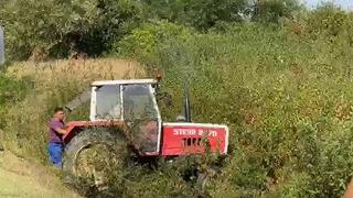 Video / Nijedno zlo ne dolazi samo: Poljoprivredniku traktor sletio u kanal, pogledajte kako ga je izvukao