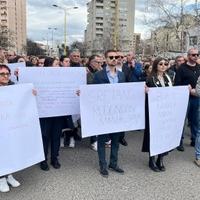 U Tuzli počelo mirno okupljanje povodom brutalnog ubistva Amre Kahrimanović: Pristiže veliki broj građana 