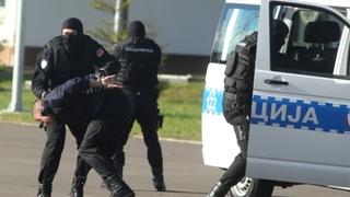 Spriječen sukob navijača na Trgu Krajine: Povrijeđena trojica policajaca, uhapšene dvije osobe 