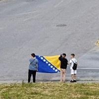 Video / Snimljeno u Sarajevu: Trojica dječaka razvili zastavu BiH, pogledajte reakcije vozača