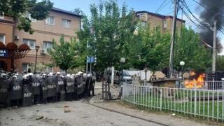 Snage KFOR-a rastjerale demonstrante okupljene oko općinske zgrade u Zvečanu