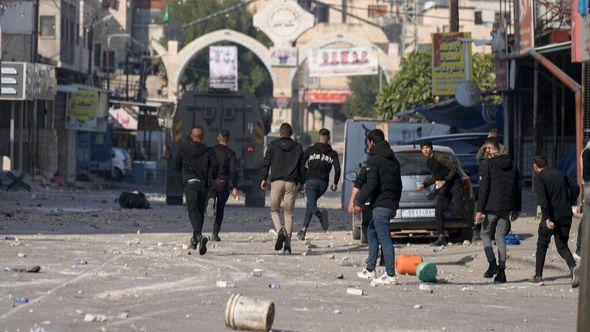 Palestinians clash with Israeli forces following an army raid in the West Bank city of Jenin - Avaz