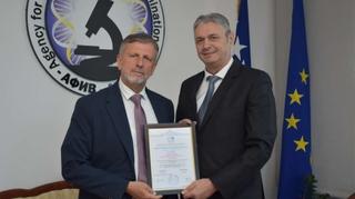 Direktoru Agencije za forenzička ispitivanja zvanično uručen sertifikat o produženju akreditacije

