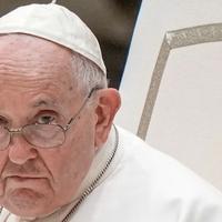 Vatikan objavio da je zdravstveno stanje pape Franje nakon bolesti "dobro i stabilno"