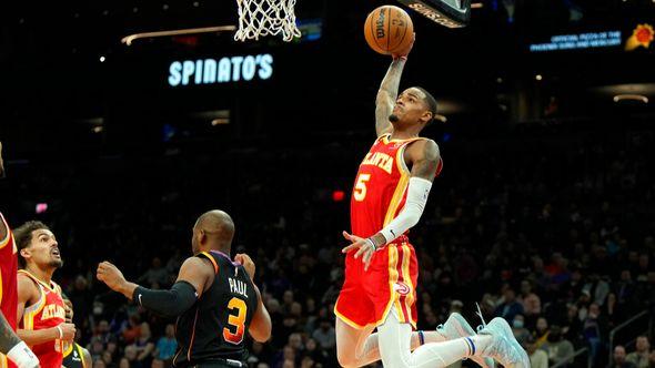 Atlanta Hawks guard Dejounte Murray (5) dunks over Phoenix Suns guard Chris Paul during the first half of an NBA basketball game - Avaz