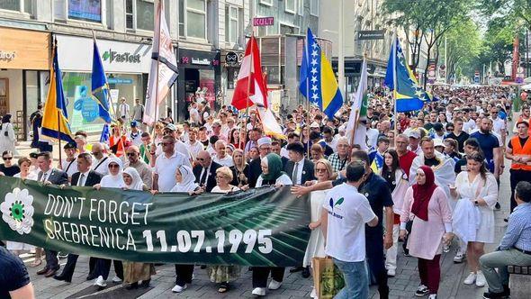 Veliki broj građana u Maršu mira u Beču povodom 28 godišnjice genocida u Srebrenici - Avaz
