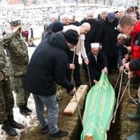 Nezapamćena dženaza u Sapni: Hiljade ljudi na posljednjem ispraćaju komandantu Edhemu Omeroviću