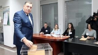 Dodik glasao na izborima: Traži da građani RS automatski dobiju državljanstvo Srbije