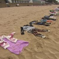 Pet kilometara dječije odjeće postavljeno na plaži: Spomen na ubijene bebe u Gazi