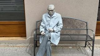 Skulptura Ive Andrića u Travniku dobila nove naočale