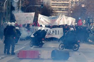 Krvavi sukobi u Atini: Protestanti palili kante i bacali molotovljeve koktele