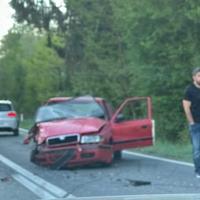 Teška nesreća u Semizovcu: Sudar dva vozila, automobili potpuno uništeni