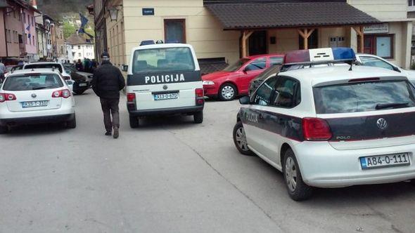 Policajci pregledali vozilo - Avaz