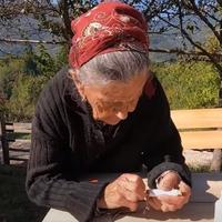 Baka Mare u 85. godini udjene konac u iglu bez naočala