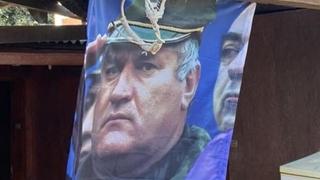 Okačio sliku ratnog zločinca Mladića u Ulcinju, policija podnosi prekršajnu prijavu
