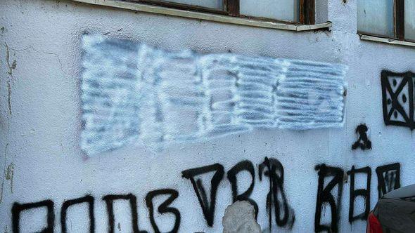 Prekrečen grafit koji veliča Ratka Mladića - Avaz