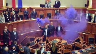 Tenzije u Skupštini Albanije: Članovi opozicije prevrnuli stolice i blokirali govornicu