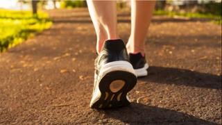 Naučnici izračunali koliko biste trebali šetati ako radite sjedeći: Svakih pola sata pet minuta