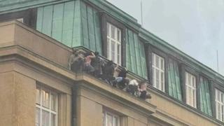 Potresna fotografija iz Praga: Studenti se sakrili od napadača na krovu univerziteta