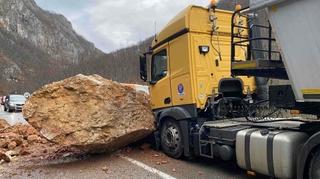 Haos: Stijena veličine automobila survala se na put Miljevina - Dobro polje, zakačila kamion!