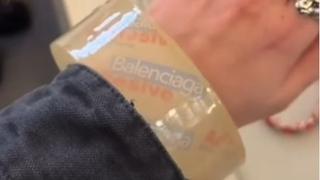Nije šala: Modni brend "Balenciaga" predstavio selotejp traku kao narukvicu