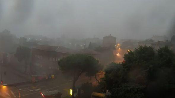 U Zagrebu puše vjetra, pada jaka kiša, a nebo paraju munje - Avaz