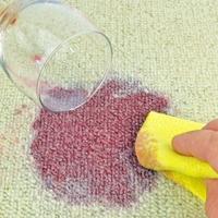Prolili ste vino po tepihu tokom proslave Nove godine: Evo kako se riješiti mrlje