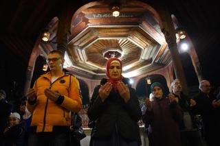 "Avaz" u Gazi Husrev-begovoj džamiji: Stotine vjernika traže milost u noći Lejletul-kadr, vrijednijoj od hiljadu mjeseci