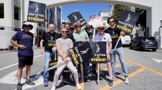 'Breaking Bad' stars reunite on picket line to call for studios to resume negotiations with actors