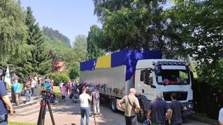 Foto + video / Kamioni s tabutima iz Visokog krenuli ka Potočarima