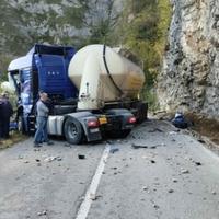 Obustavljen saobraćaj od Višegrada prema granici sa Srbijom: U nesreći povrijeđen vozač kamiona