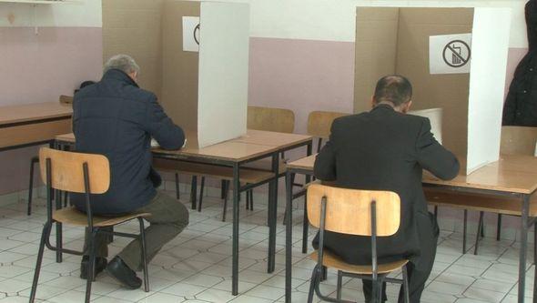 Tokom današneg glasanja u Bihaću  - Avaz