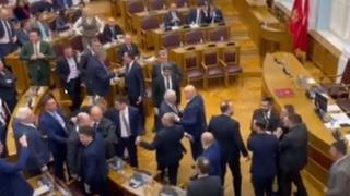 Video / Potukli se poslanici u Skupštini Crne Gore